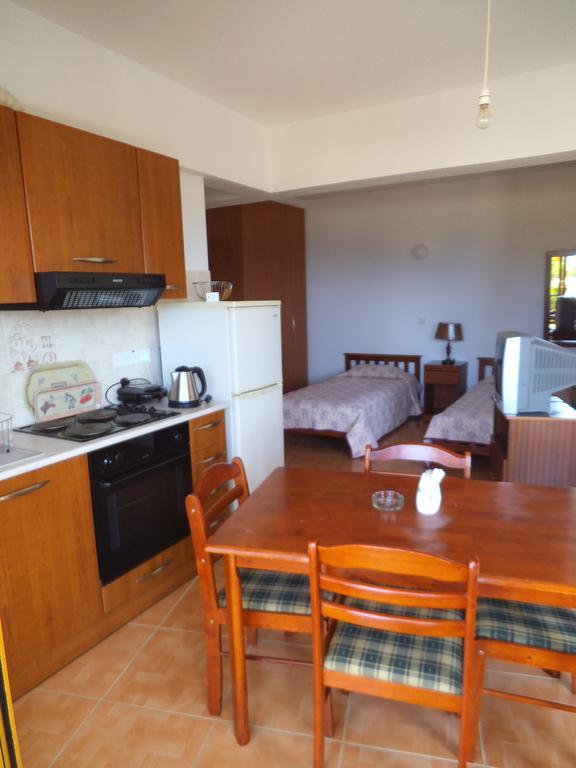 Yialos Apartments Pissouri Oda fotoğraf